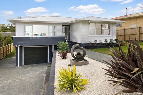 Photo of property in 5 Maui Pomare Street, Blockhouse Bay, Auckland, 0600
