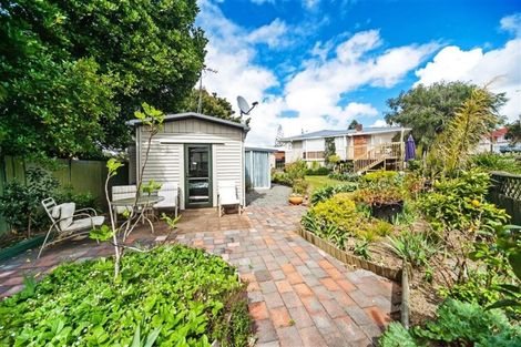 Photo of property in 6 Maunder Place, New Lynn, Auckland, 0600