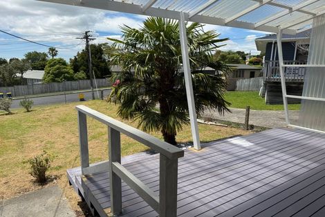 Photo of property in 5 Lex Avenue, Green Bay, Auckland, 0604
