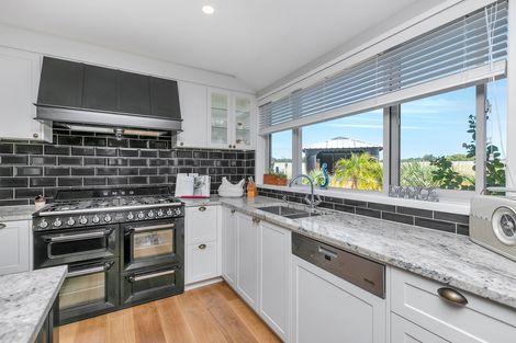 Photo of property in 19-21 Kauri Drive, Kumeu, 0810