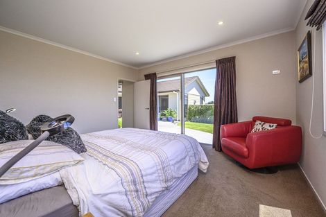 Photo of property in 5b Tupuhi Place, Highlands Park, New Plymouth, 4312