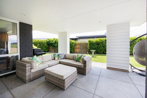 Photo of property in 132 Johnstone Drive, Fitzherbert, Palmerston North, 4410