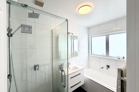 Photo of property in 42 Ravenstone Place, Chatswood, Auckland, 0626