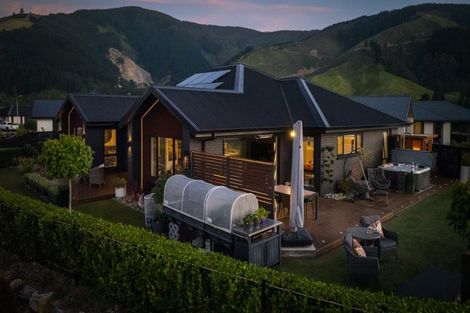 Photo of property in 17 Huntaway Close, Stoke, Nelson, 7011