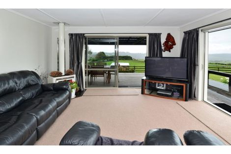 Photo of property in 7 Kaipara Lake Road, South Head, Helensville, 0874