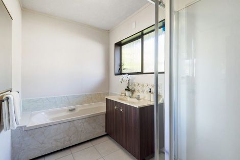 Photo of property in 4 Mosman Place, Chatswood, Auckland, 0626