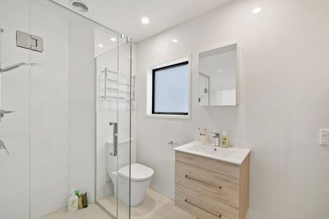 Photo of property in 1/32 Beach Road, Castor Bay, Auckland, 0620