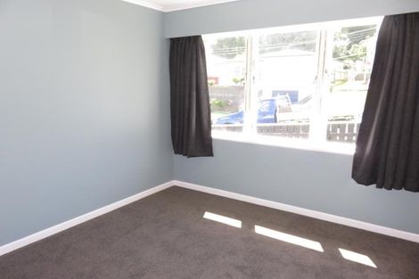 Photo of property in 16 Omega Street, Newlands, Wellington, 6037