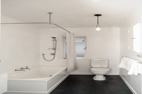 Photo of property in 77 Queen Street, Northcote Point, Auckland, 0627