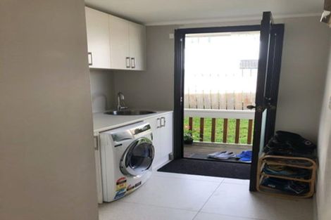 Photo of property in 32 Exeter Place, Unsworth Heights, Auckland, 0632