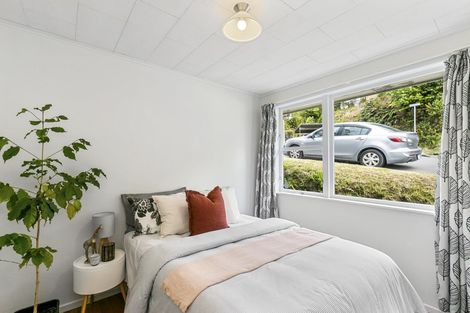 Photo of property in 5 Stella Grove, Newlands, Wellington, 6037