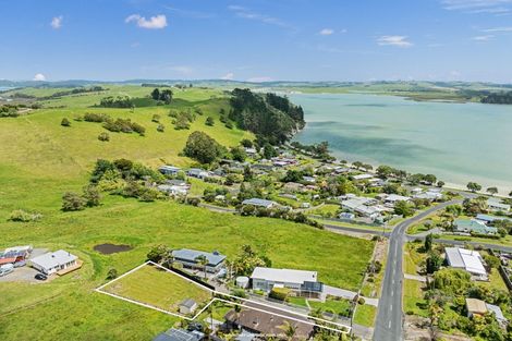 Photo of property in 26 Oxford Street, Whakapirau, 0583