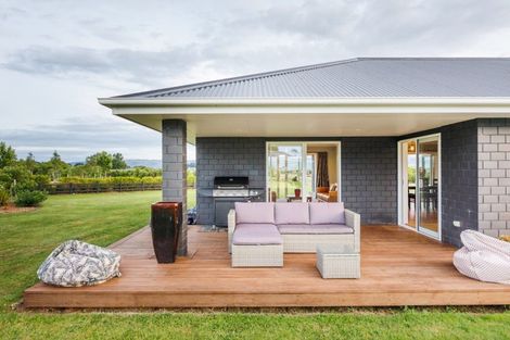 Photo of property in 21 Loveston Lane, Kelvin Grove, Palmerston North, 4470