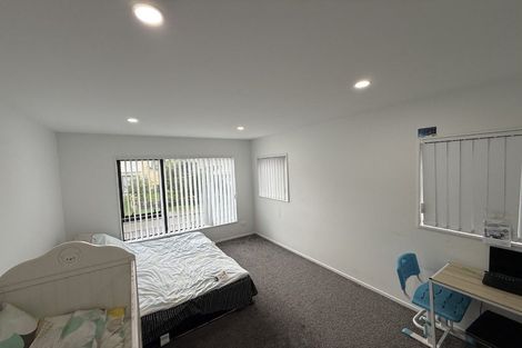 Photo of property in 5/12 Bangla Place, Massey, Auckland, 0614