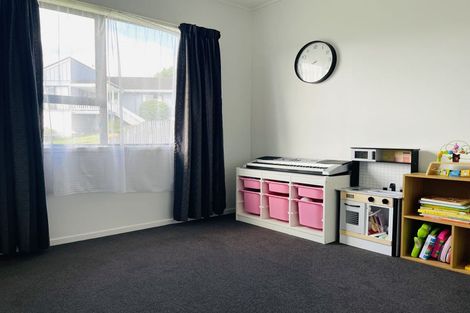 Photo of property in 4 Luxor Place, Massey, Auckland, 0614