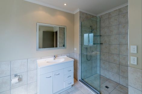 Photo of property in Te Kakariki Apartments, 2/2 Wellington Road, Paekakariki, 5034