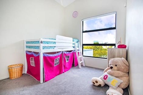 Photo of property in 9/40 Scarlet Oak Drive, Schnapper Rock, Auckland, 0632