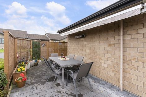 Photo of property in 58 Royalle Mews, Botany Downs, Auckland, 2010