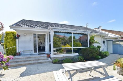 Photo of property in 22 Prestons Road, Redwood, Christchurch, 8051