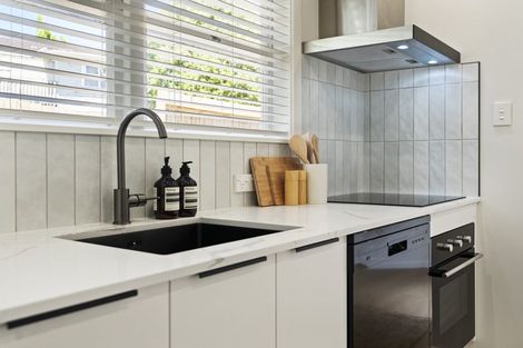 Photo of property in 12 Kiernan Place, Kelston, Auckland, 0602