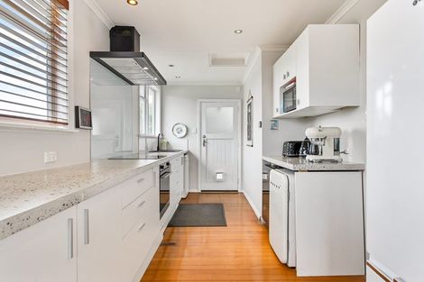 Photo of property in 25 Clairville Crescent, Wai O Taiki Bay, Auckland, 1072