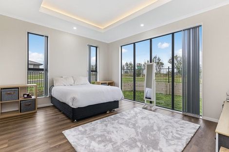 Photo of property in 2 Poutawa Lane, Clarks Beach, 2122