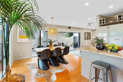 Photo of property in 5 Bunker Way, Strathmore Park, Wellington, 6022