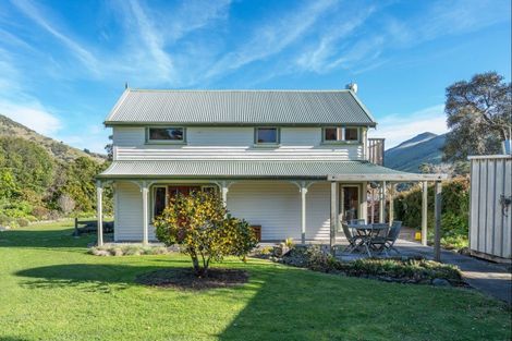 Photo of property in 1287 Okains Bay Road, Okains Bay, 7583