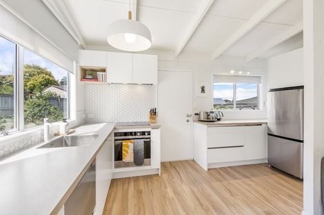 Photo of property in 5b Eagle Place, Red Beach, 0932