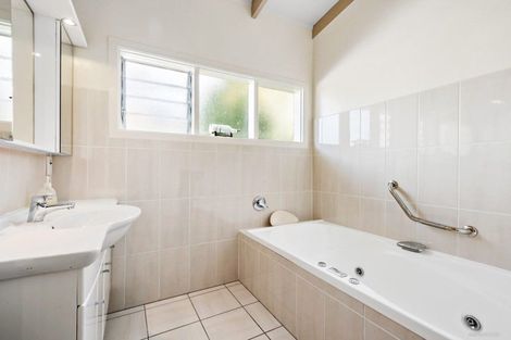 Photo of property in 17 Rock Isle Road, Torbay, Auckland, 0630