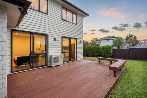 Photo of property in 19a Northcross Drive, Oteha, Auckland, 0632