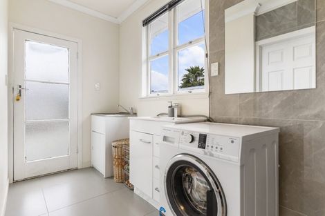 Photo of property in 33 Cobham Crescent, Kelston, Auckland, 0602