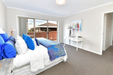 Photo of property in 2/24 Tamariki Avenue, Kelston, Auckland, 0602