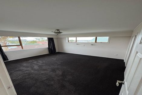 Photo of property in 11 Ian Place, Glendene, Auckland, 0602