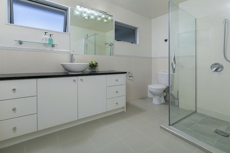 Photo of property in 23 George Deane Place, Greenhithe, Auckland, 0632