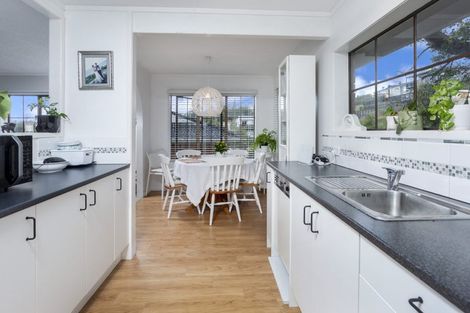 Photo of property in 2/5 Serrata Place, Browns Bay, Auckland, 0630