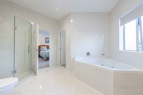 Photo of property in 13 Bintulu Place, Fairview Heights, Auckland, 0632