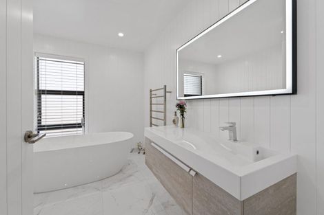 Photo of property in 12 Kahikatea Drive, Kinloch, Taupo, 3377