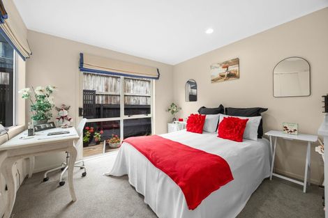 Photo of property in 6 Harbour Lights Close, West Harbour, Auckland, 0618