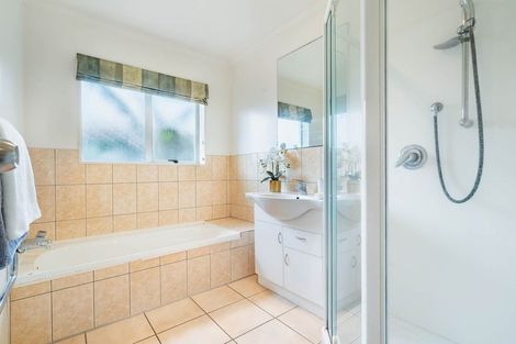 Photo of property in 102b Wharf Road, Te Atatu Peninsula, Auckland, 0610