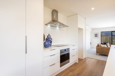 Photo of property in 8 Oakmont Crescent, Waiwhakaiho, New Plymouth, 4312