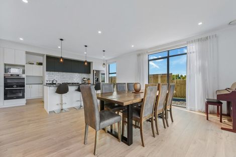 Photo of property in 67 Vaucluse Heights, Fitzherbert, Palmerston North, 4410