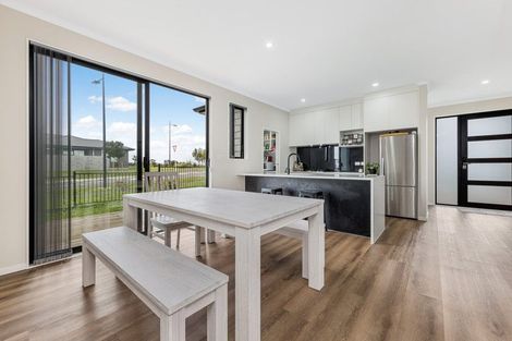 Photo of property in 2 Poutawa Lane, Clarks Beach, 2122