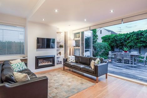 Photo of property in 5 Holiday Road, Milford, Auckland, 0620