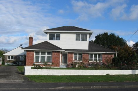Photo of property in 2 Toru Street, Te Atatu Peninsula, Auckland, 0610