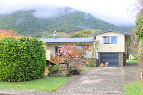 Photo of property in 71 Seddon Street, Waikanae, 5036