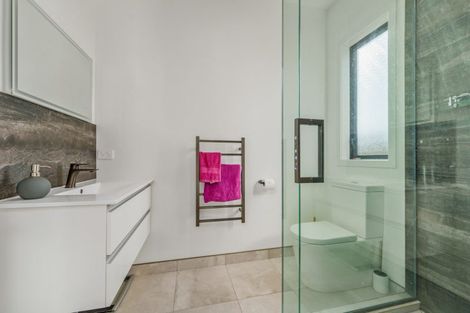 Photo of property in 67 Vaucluse Heights, Fitzherbert, Palmerston North, 4410