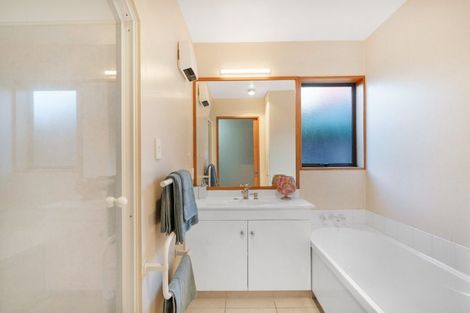 Photo of property in 2/433 Memorial Avenue, Burnside, Christchurch, 8053