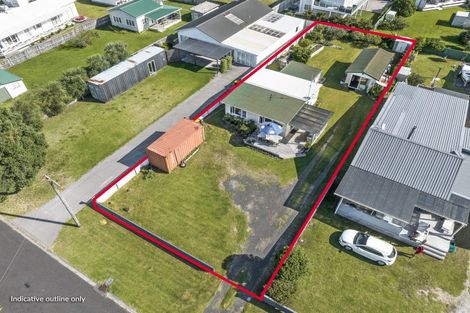 Photo of property in 215 Ocean Road, Whangamata, 3620