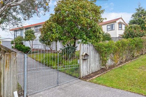 Photo of property in 72 Totaravale Drive, Totara Vale, Auckland, 0629